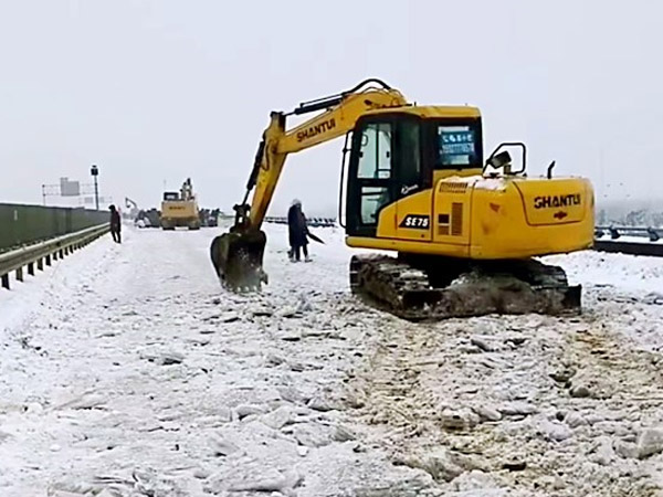 除雪保畅，尊龙凯时铁肩道义勇担重任！